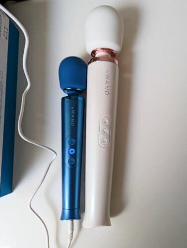Le Wand Classic and Le Wand Petit massagers charging